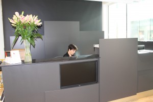 Skärm i receptionen på Spoon