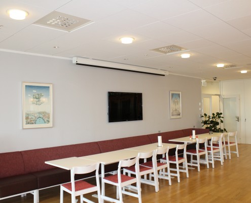 Informations-tv på vägg i lunchrum Informations-tv på vägg i lunchrum