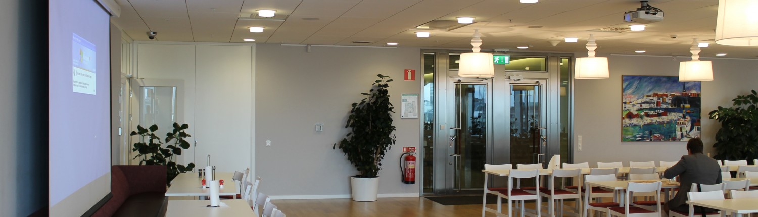 Lunch-rum med AV-utrustning, högtalare och duk Lunch-rum med AV-utrustning, högtalare och duk