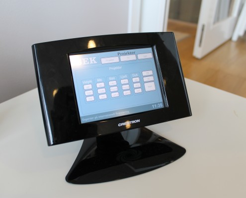 Crestron styrsystem En 5,7" Touchskärm som styr rummets alla funktioner