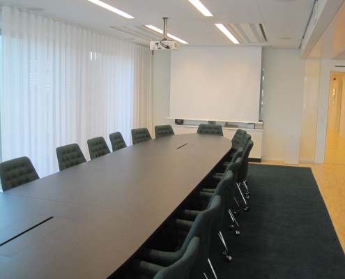 Konferensrum med Bordsbrunn och annan AV-Utrustning