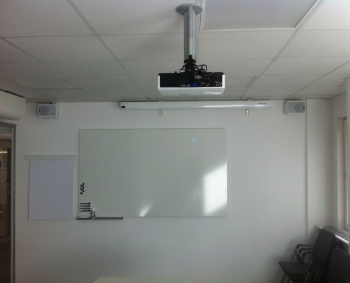 Projektorrum med ljud Projektor, duk, högtalare och whiteboard