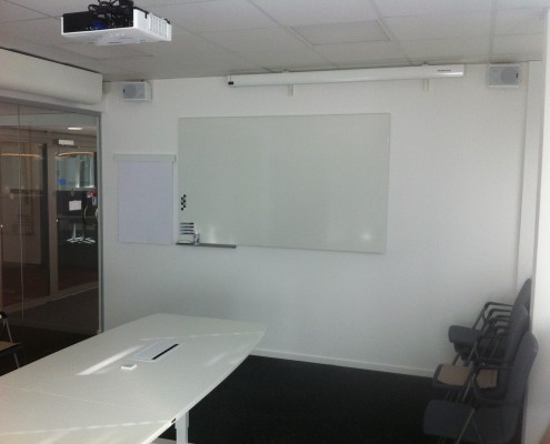 Projektor, duk, högtalare och whiteboard