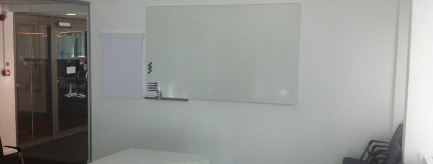 Projektor, duk, högtalare och whiteboard