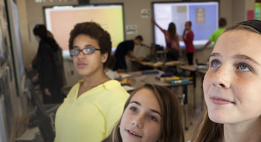 Smartboard som inspirerar Smarboards i ett klassrum skapa kreativa barn