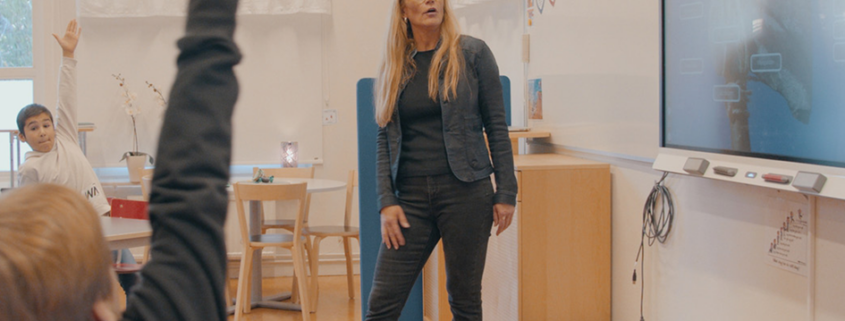 Visar en lärare inför en klass med en smartboard