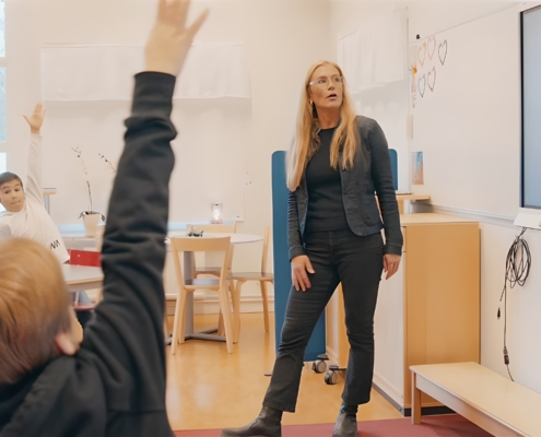 bilden visar en lädrae som utbildar elever med en smartboard