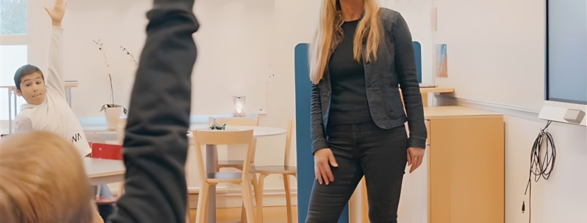 bilden visar en lädrae som utbildar elever med en smartboard