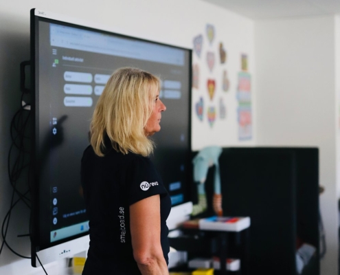 Lärare använder SMART Board i klassrummet för interaktiv undervisning