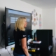 Lärare använder SMART Board i klassrummet för interaktiv undervisning