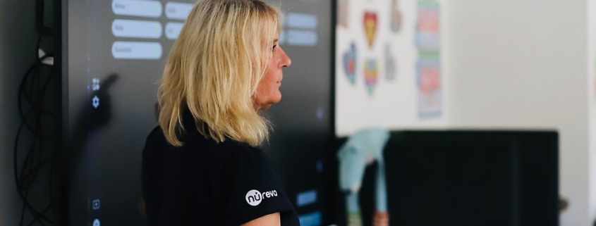 Lärare använder SMART Board i klassrummet för interaktiv undervisning